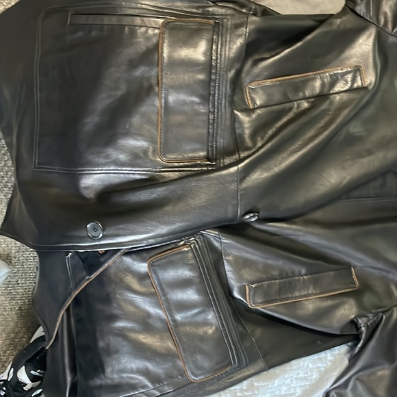 This is a dark brown leather jacket. Armpit...22
Shoulder...20
Length...41 - Picture 6 of 9